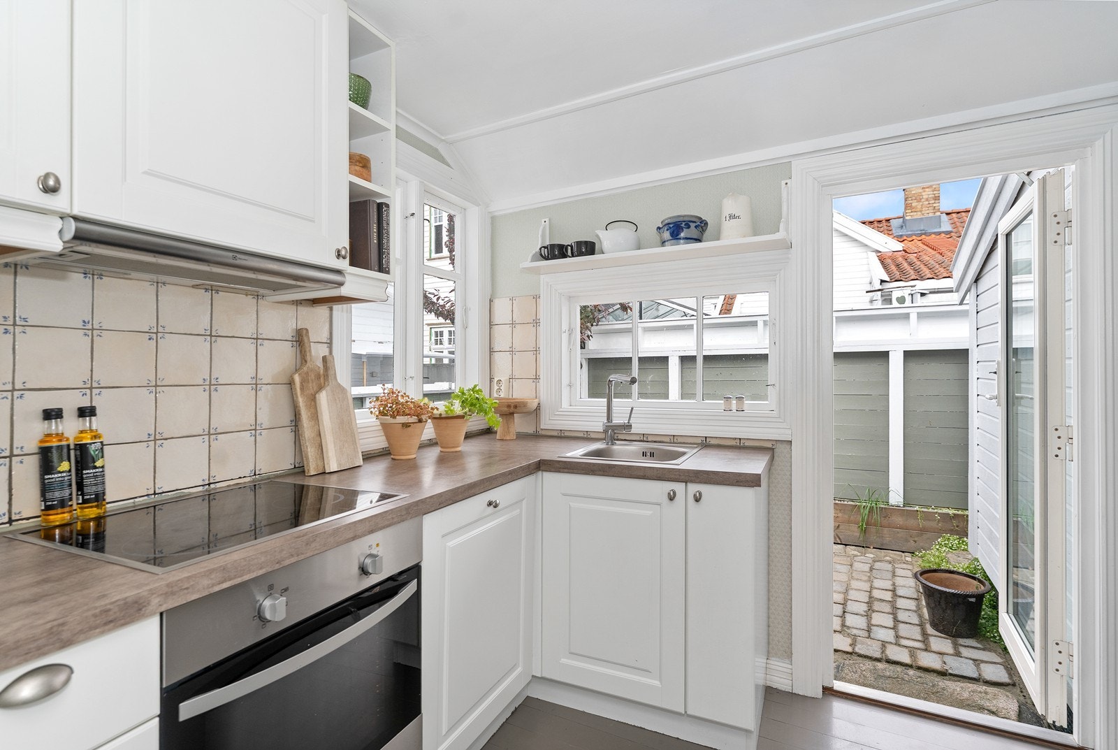 Det er direkte tilgang til bakgården fra kjøkkenet Galleribilde