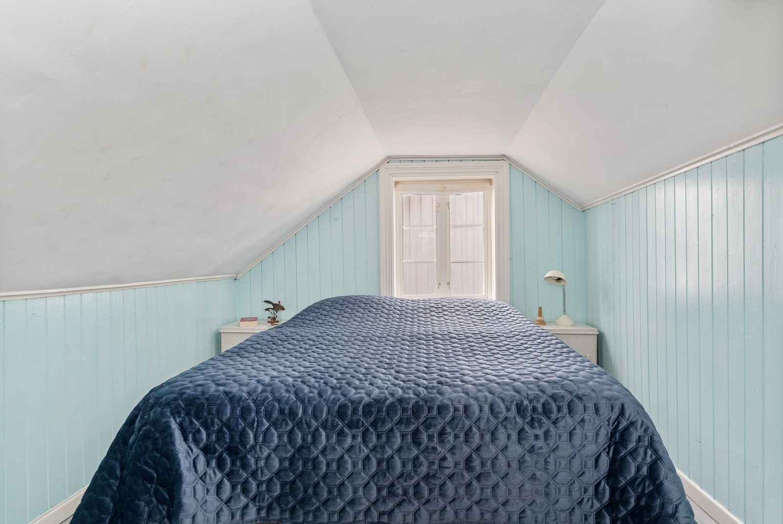 Rom på loftet innredet som soverom - arealet i denne etasjen er ikke målbart pga takhøyde og det mangler godkjent rømningsvei Galleribilde