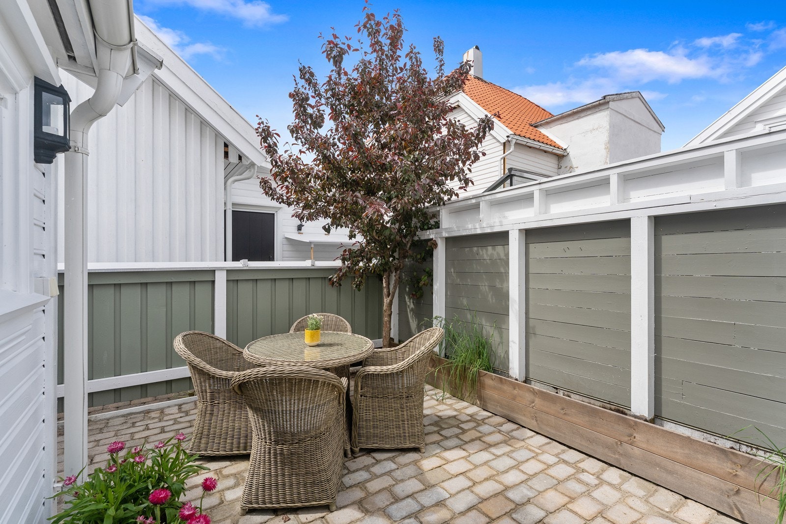 Solrikt, usjenert og lunt - kort vet fra sentrum og strandlivet Galleribilde