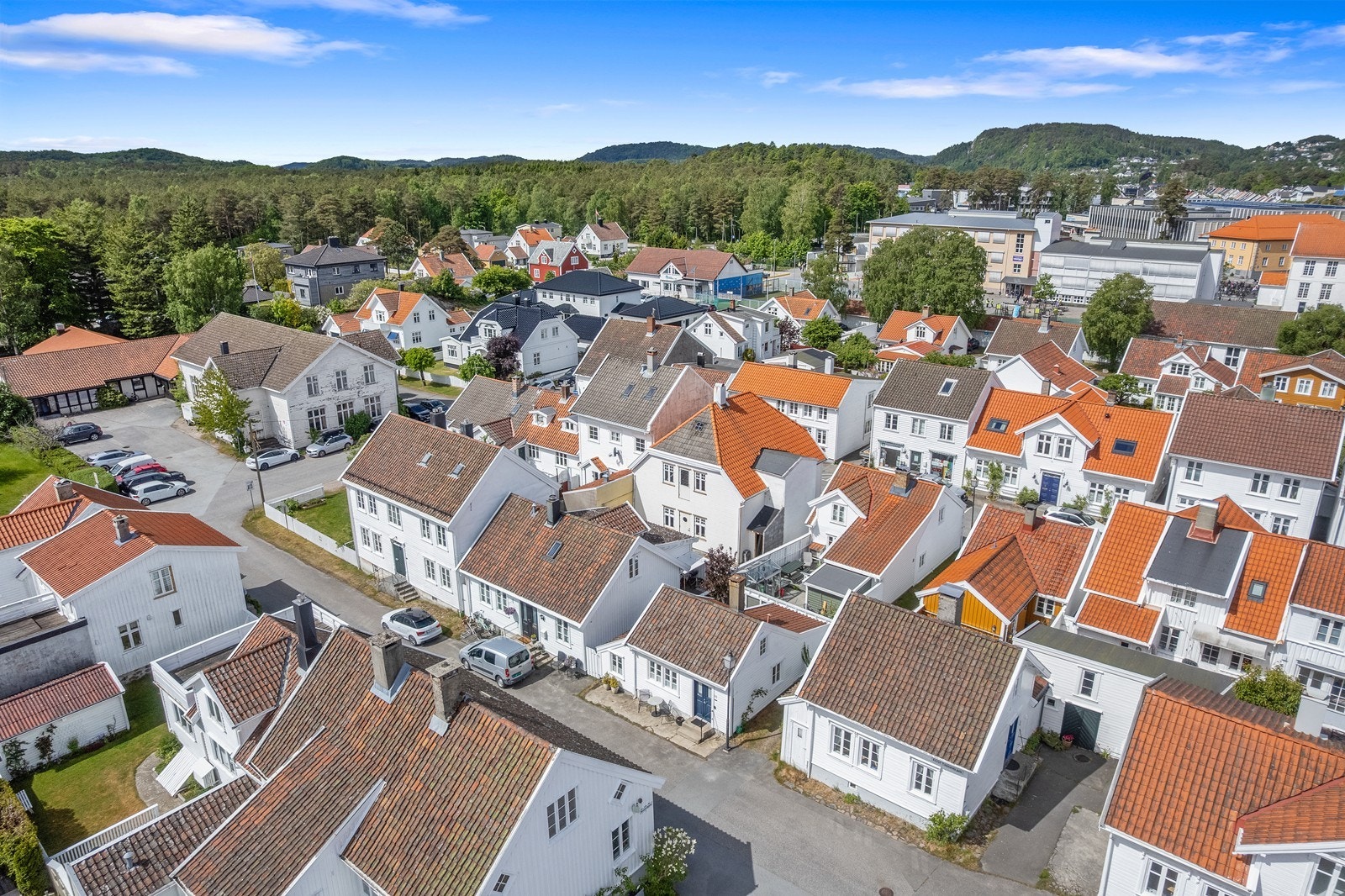 Boligen ligger veldig flott til i en stille gate nær sentrum - midt i den fine trehusbebyggelsen Galleribilde