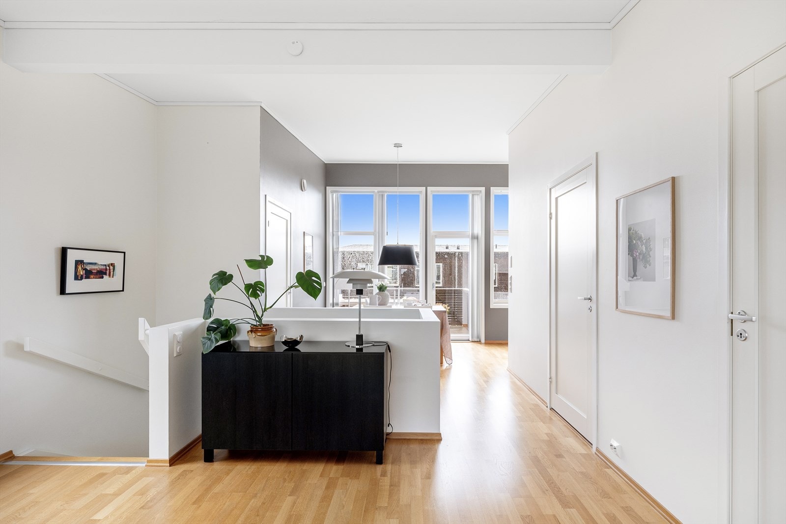 - Deler av hovedetasjen er malt i en grå kontrastfarge - Galleribilde