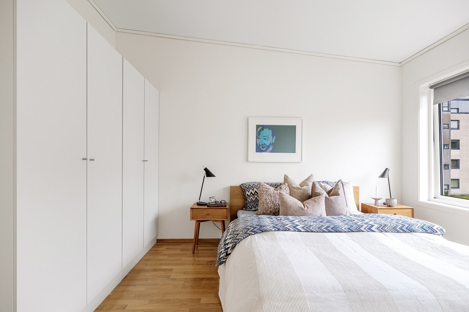 - Plass til både dobbeltseng, nattbord og garderobeskap - Galleribilde