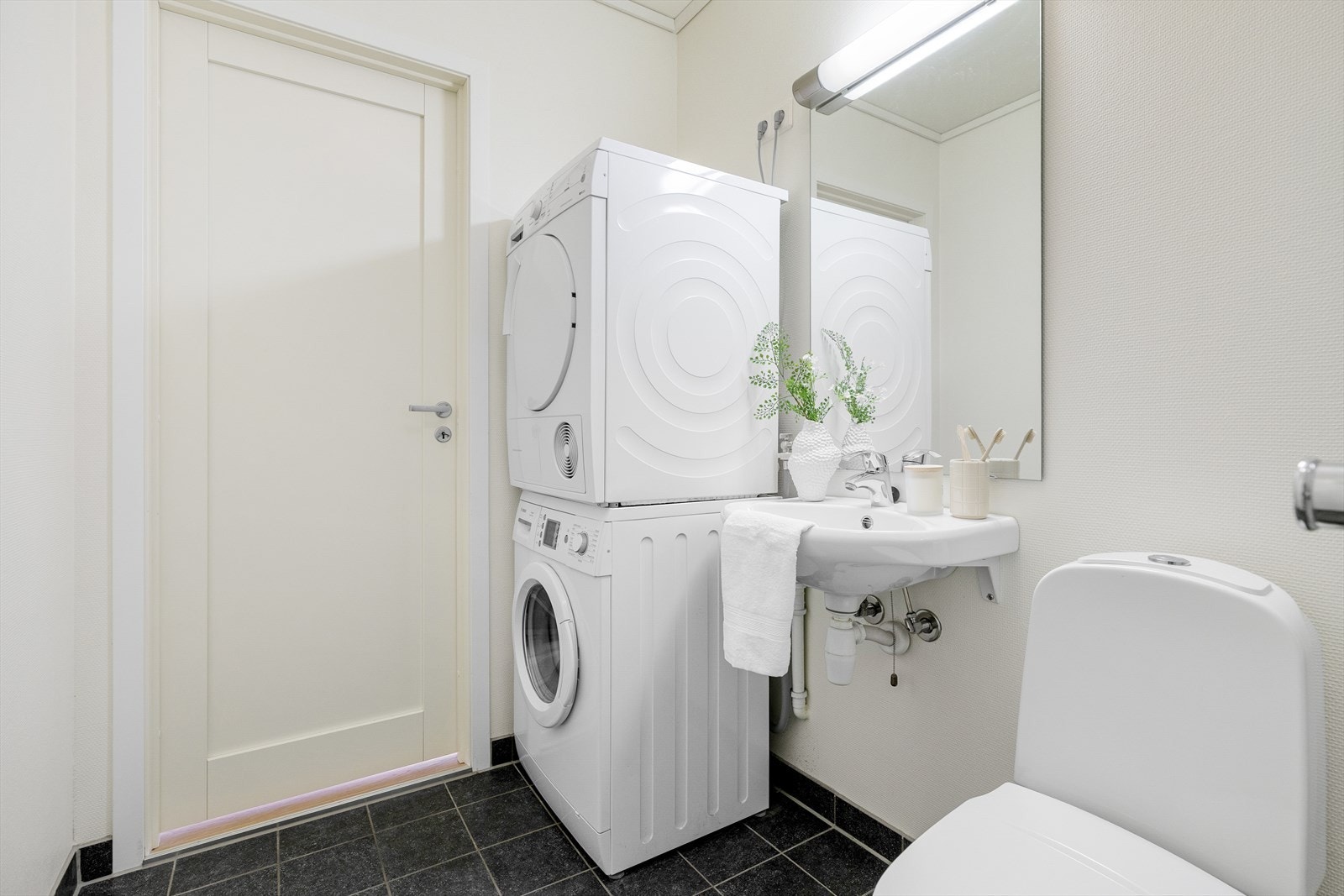 - Det er opplegg for vaskemaskin og tørketrommel - Galleribilde