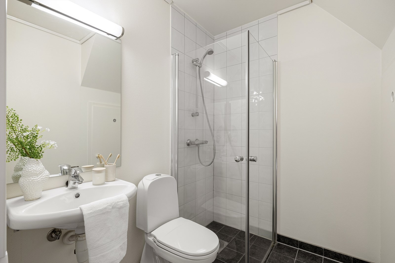 - Bad 2 er pent brukt og har flislagt gulv og dusjsone - Galleribilde