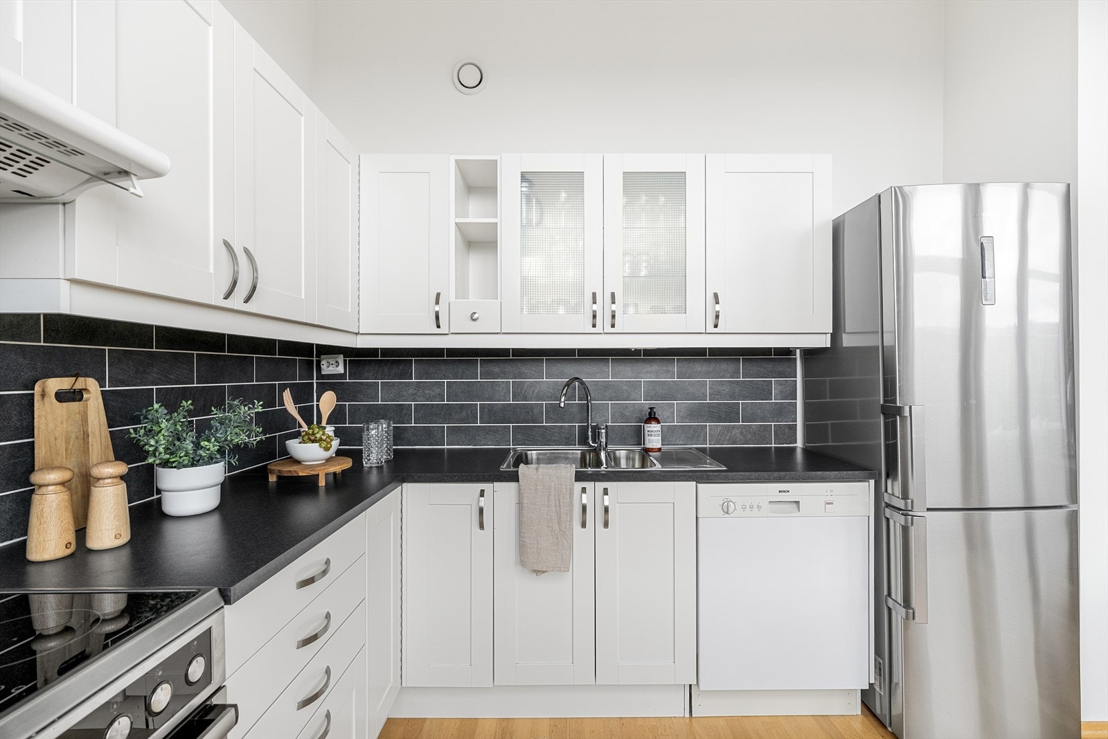 - God lagringsplass både i skap og på benk - Galleribilde