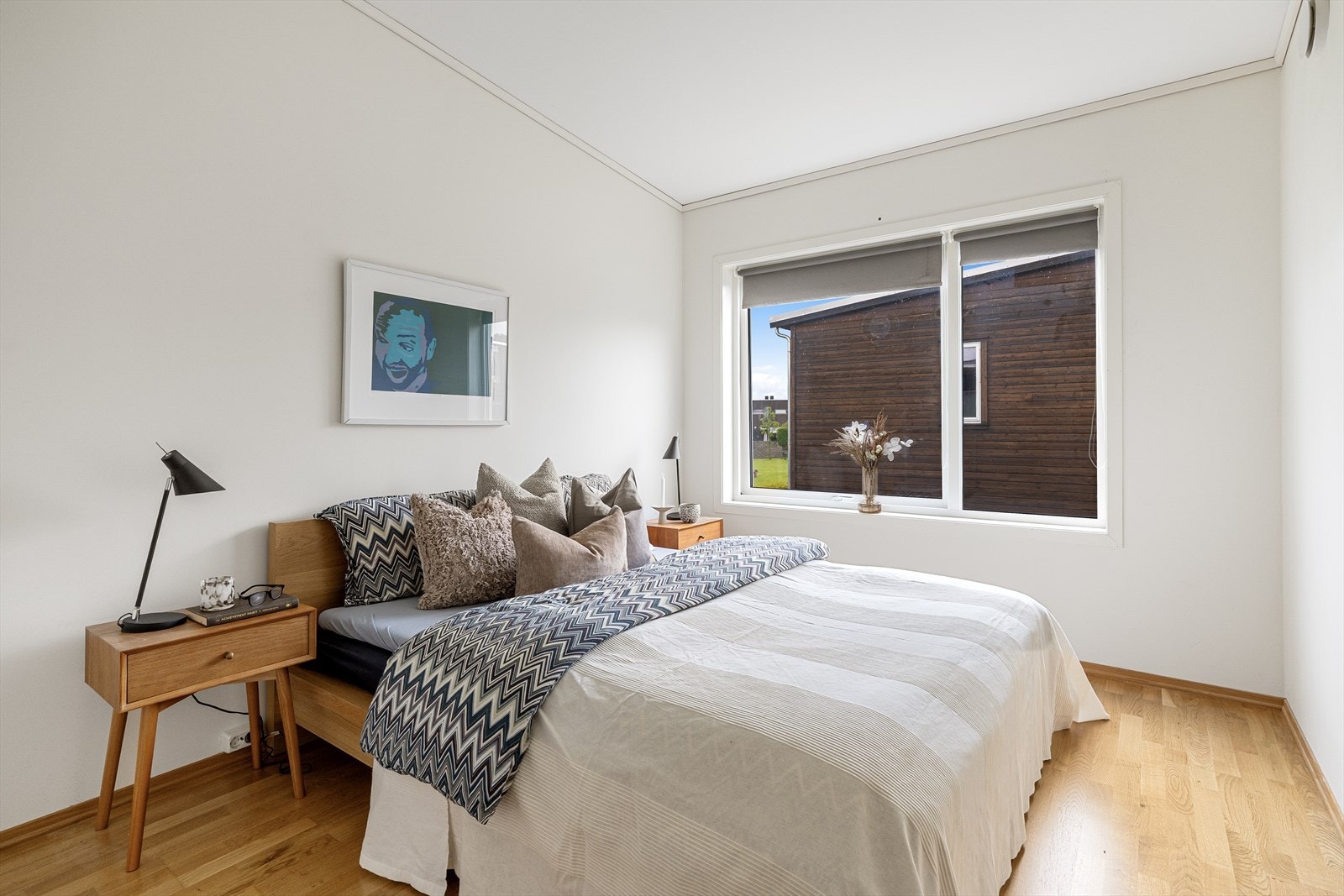 - Hovedsoverommet ligger innenfor stuen og er lysmalt med rullegardiner - Galleribilde