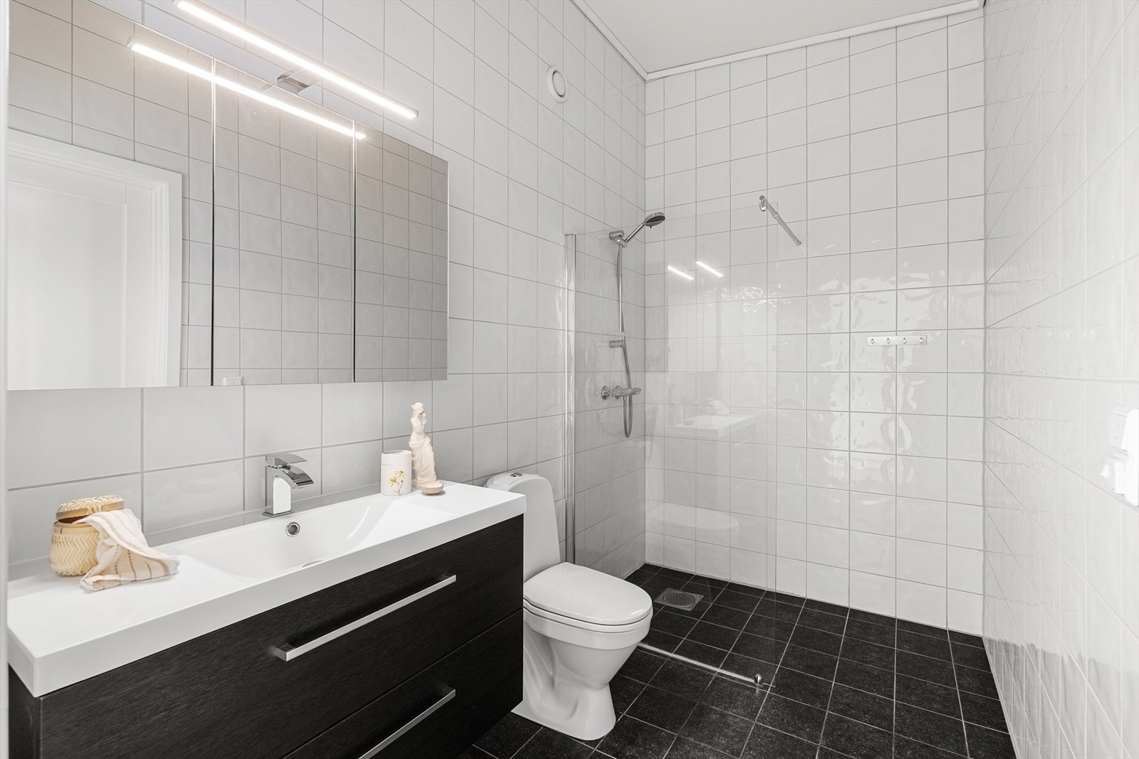 - Badet har tilknytning til både soverom og stue og fikk ny servant, speilskap og dusjhjørne i 2019 - Galleribilde