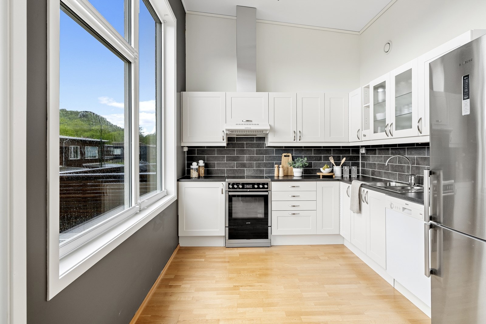 - Store vindusflater også her - Galleribilde