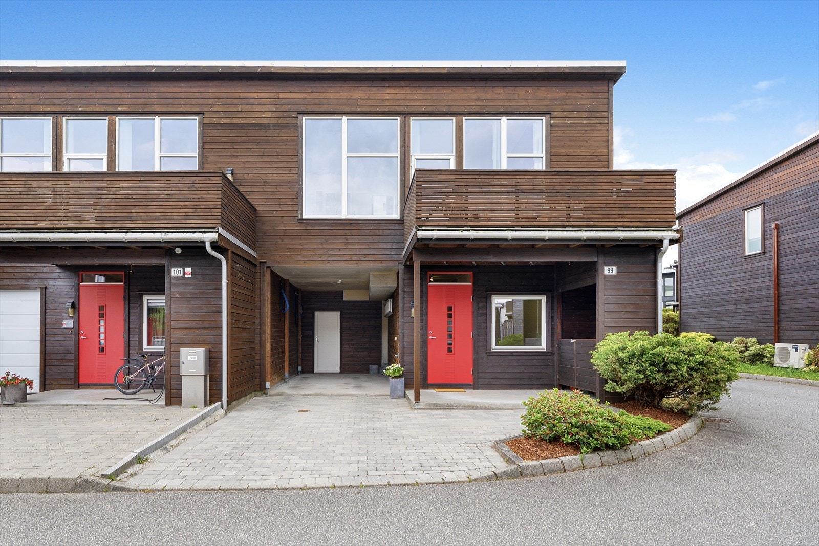 - Parkering i carport og gårdsrom, ellers gjesteparkering like nedi gaten - Galleribilde