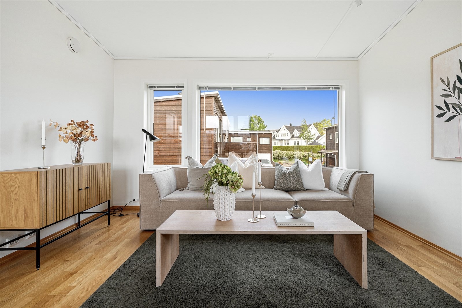 - Det er gjennomgående lyse overflater og store vinduer som sørger for godt lysinnslipp i alle rom - Galleribilde