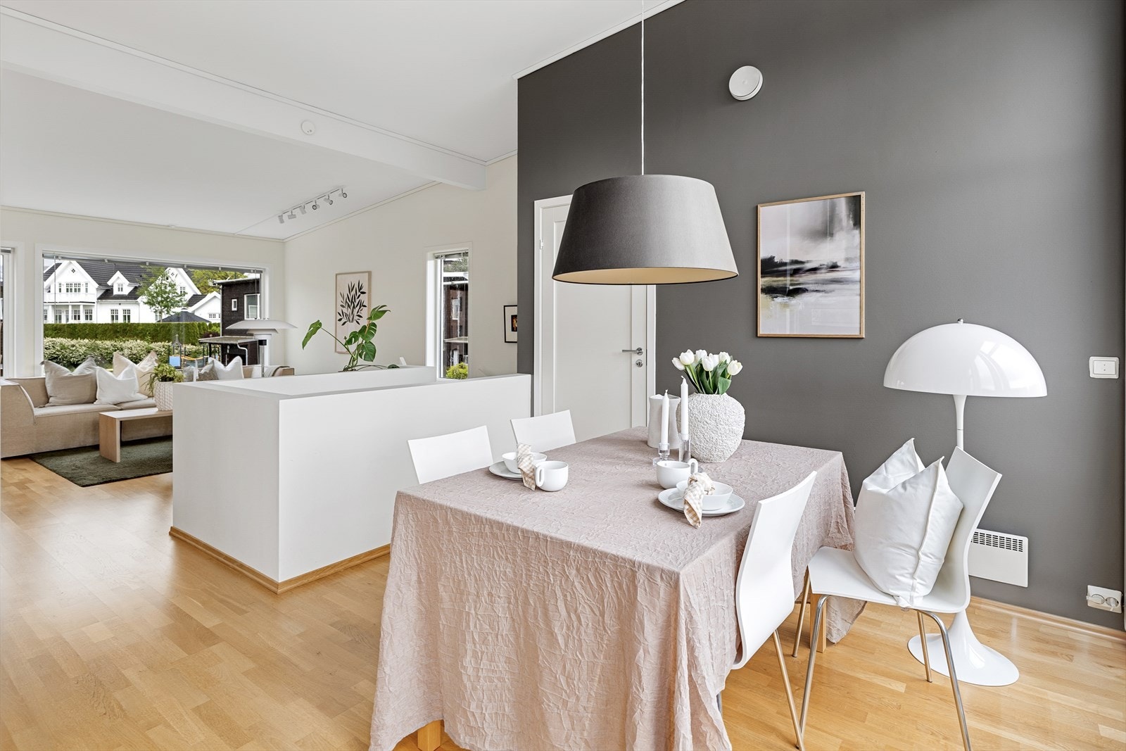 - God plass til spisebord, og praktisk med bod like ved kjøkkenet - Galleribilde