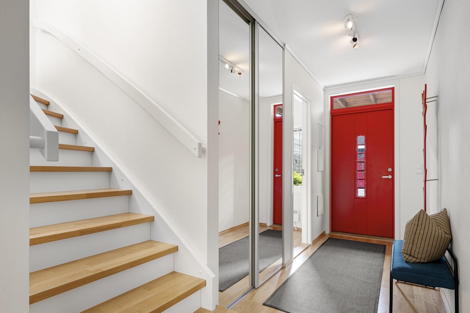 - Romslig entre med skyvedørsgarderobe med speilfronter - Galleribilde