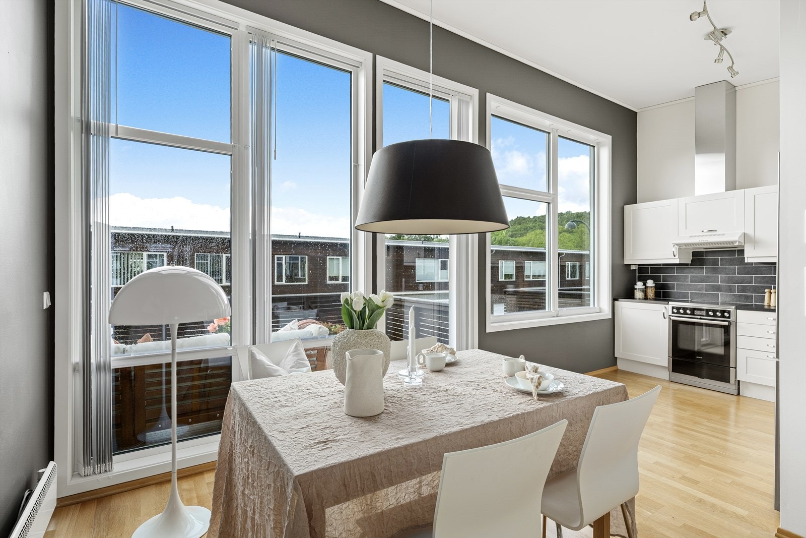 - Spisestuen er i åpen løsning mot kjøkkenet - Galleribilde