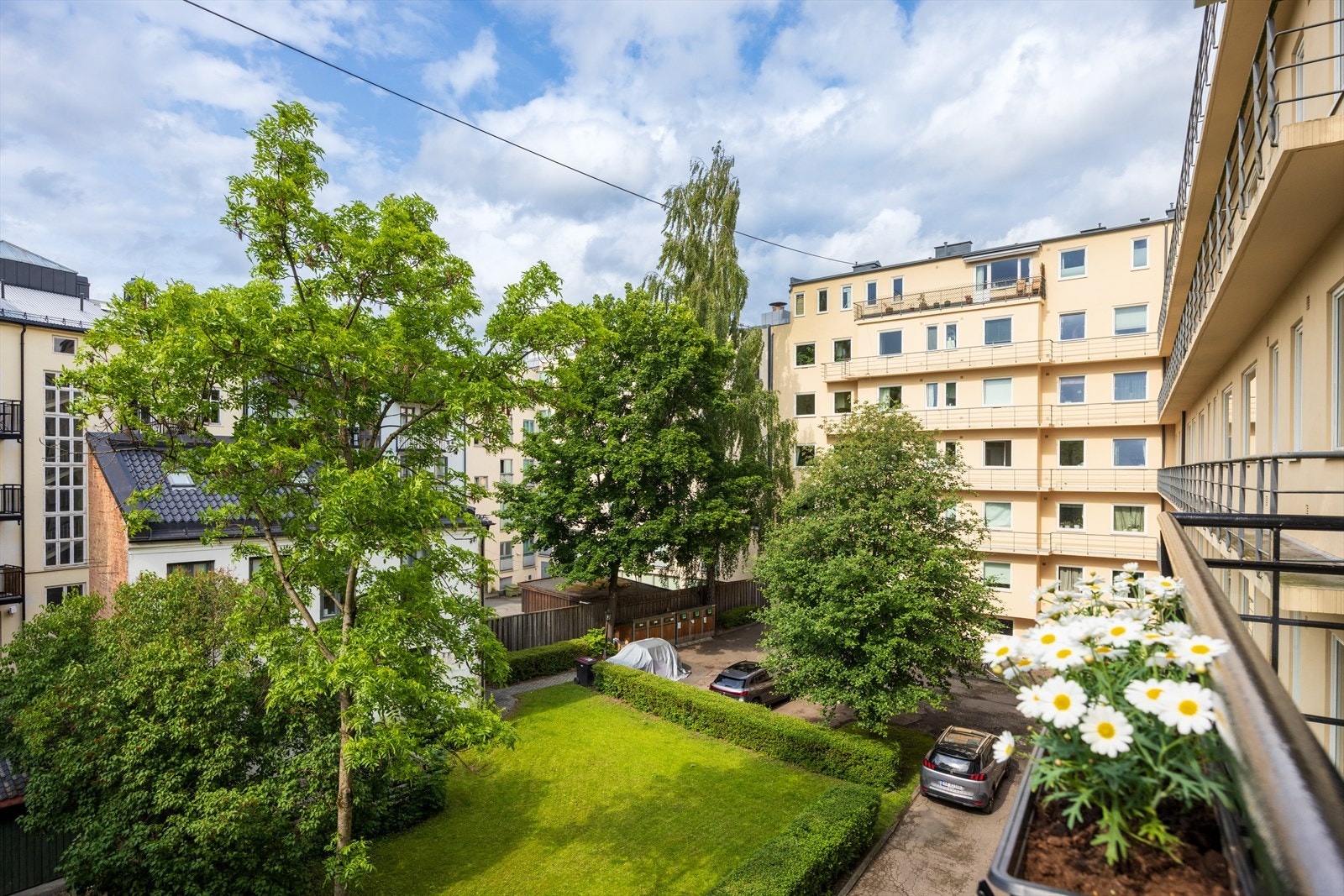 Fritt utsyn over bakgården fra balkongen Galleribilde