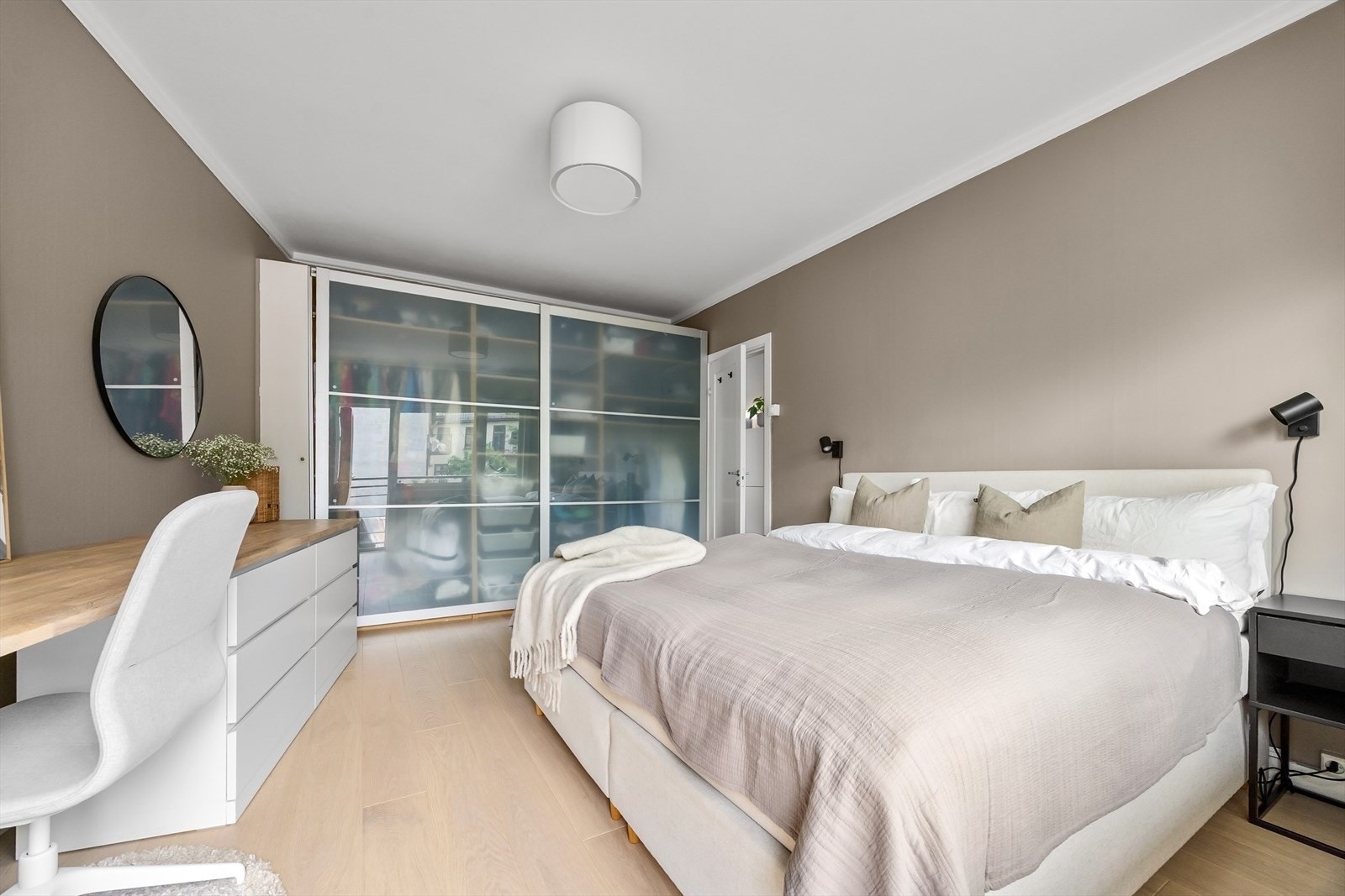 Rommet er innredet med praktisk skyvedørsgarderobe som gir god oppbevaringsplass Galleribilde