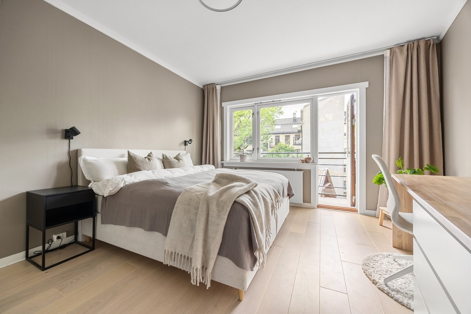 Leilighetens soverom er av god størrelse og har plass til dobbeltseng, nattbord og andre møbler etter behov Galleribilde