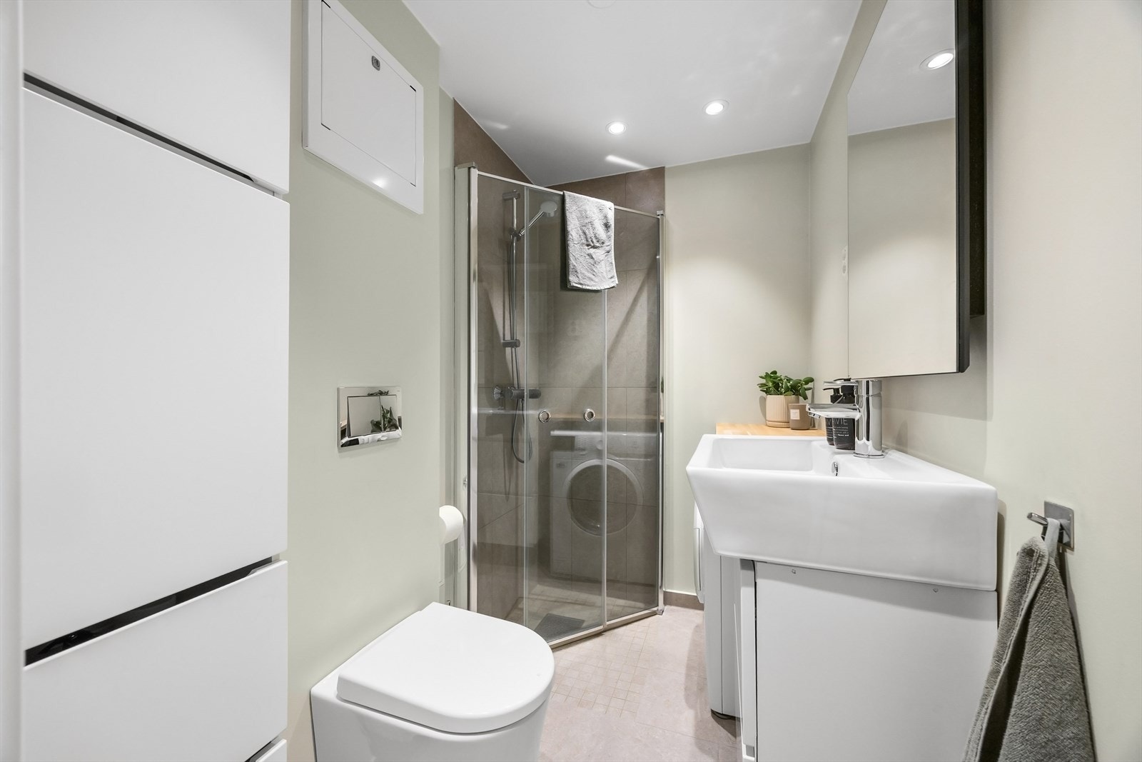 Lekkert, flislagt bad fra 2020 med og gulvvarme Galleribilde