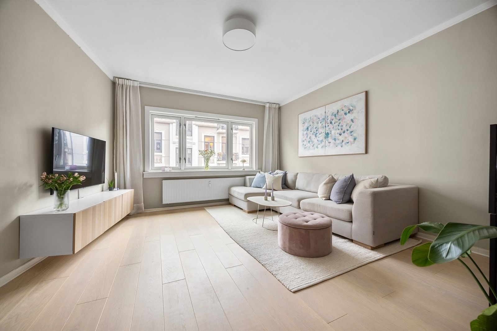 Lys og luftig atmosfære med store vindusflater som slipper inn rikelig med naturlig lys Galleribilde