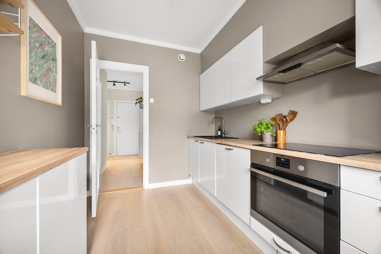 Rommet er romslig og har godt med skap- og benkeplass Galleribilde