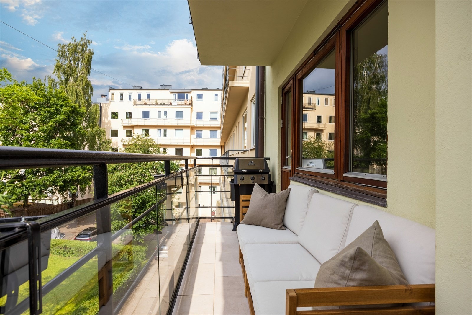 Her er det rikelig med plass til utemøblement og grill Galleribilde