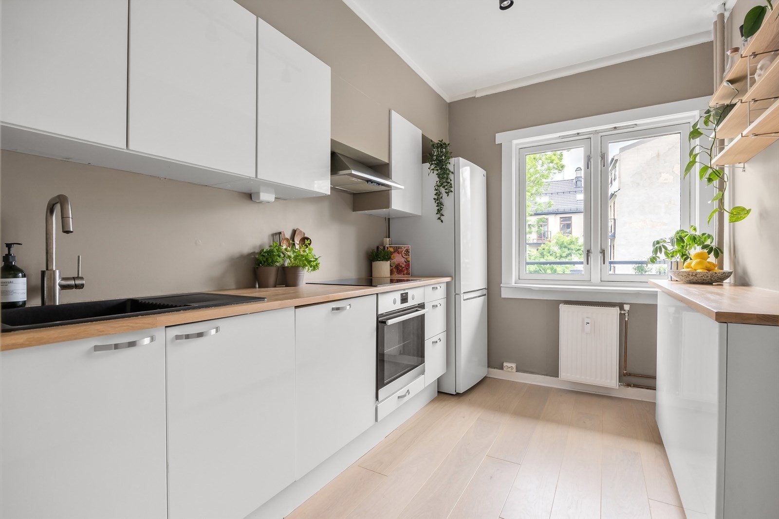 Separat kjøkken med stilren innredning Galleribilde