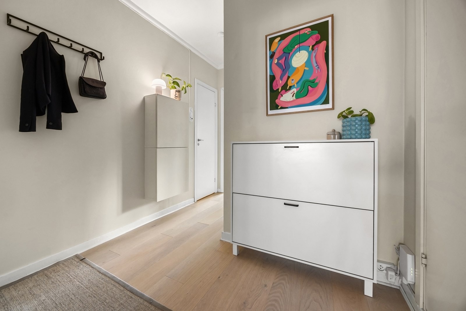 Romslig entre med plass til oppheng av yttertøy og garderobeskap Galleribilde