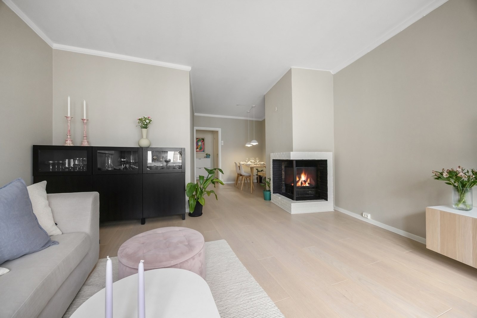 Dette er en stor, lys & gjennomgående 2(3)-roms i funkisgård Galleribilde