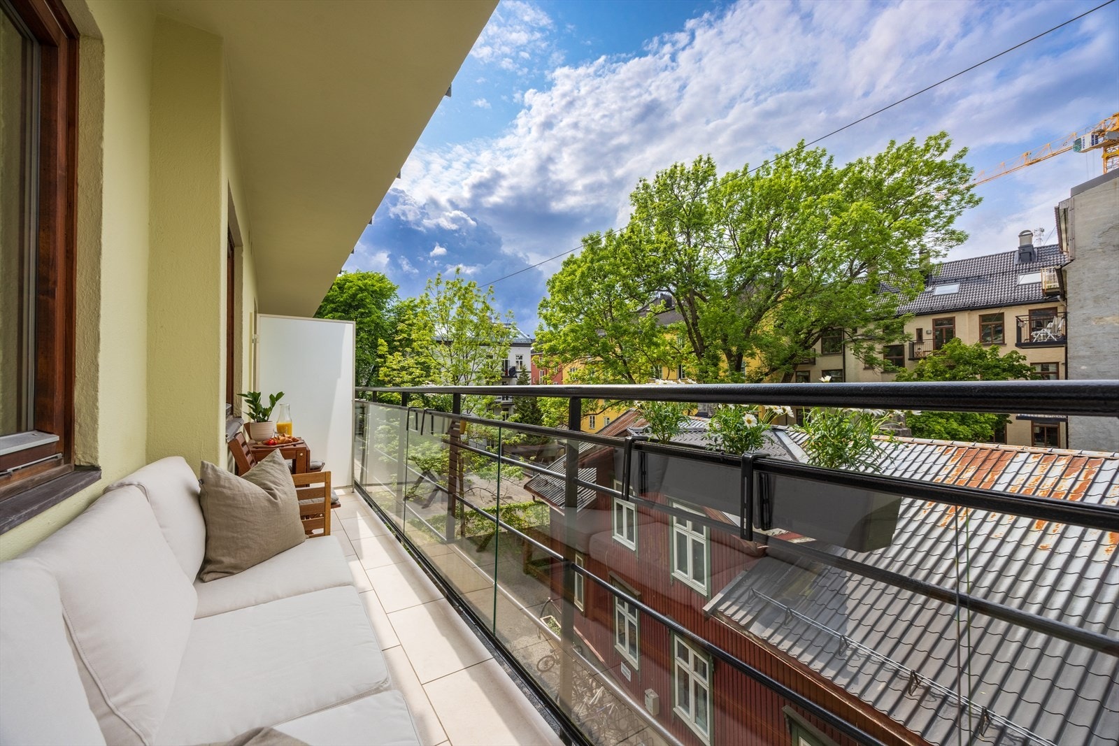 Selger informerer om sol på balkongen fra ca. kl 16.30 til 20.30 Galleribilde