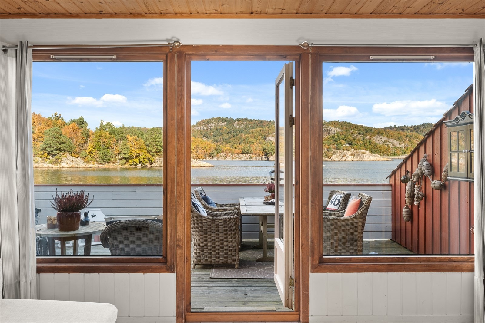 Store vindusflater sikrer godt med naturlig lys og herlig utsikt mot sjøen. Galleribilde