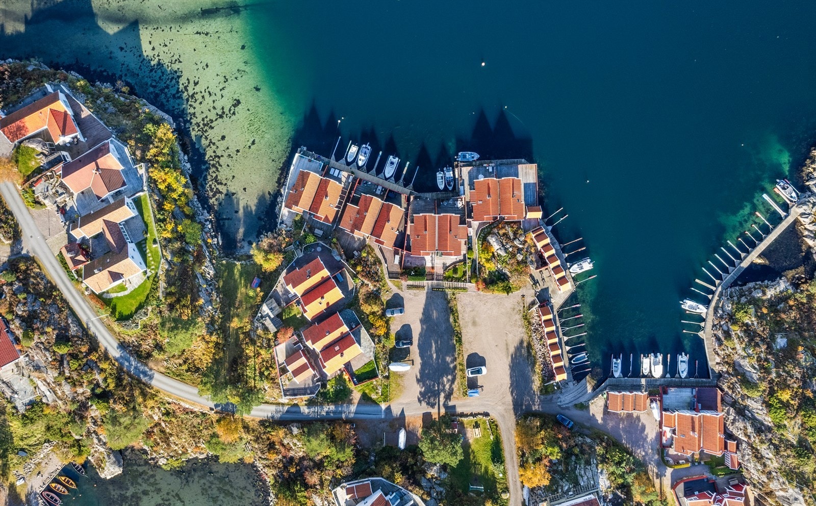 Parkering like bortenfor hytten. Galleribilde