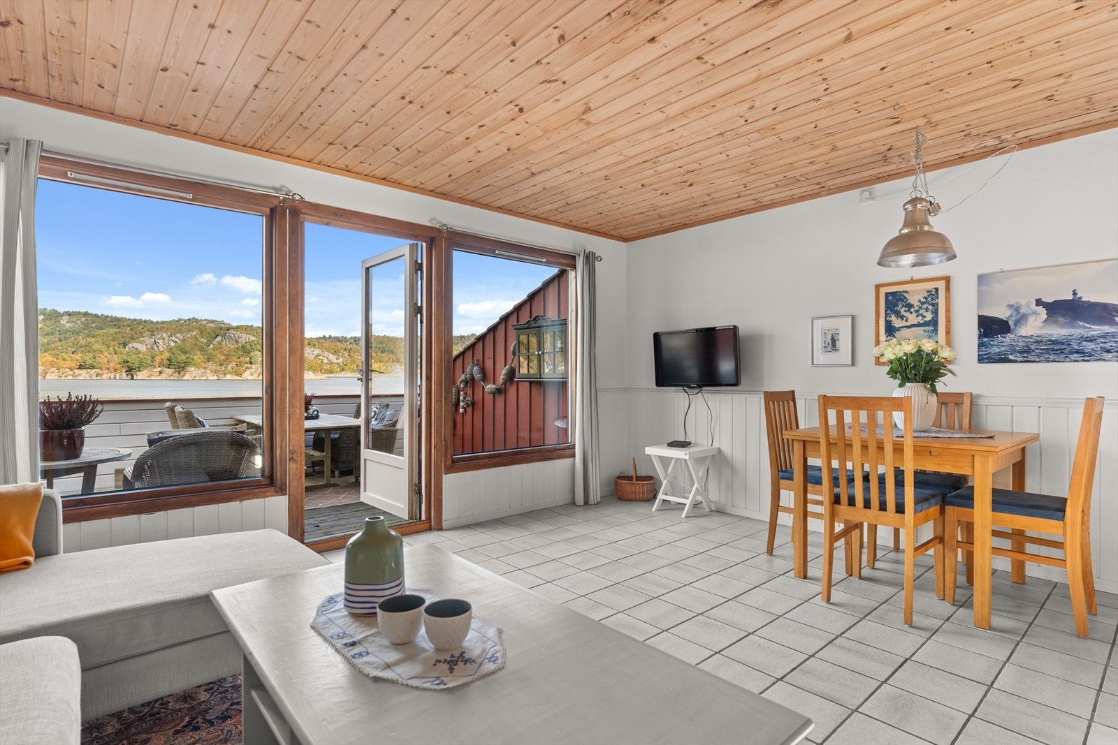 I stuen har man plass til sofagruppe og spisegruppe. Galleribilde