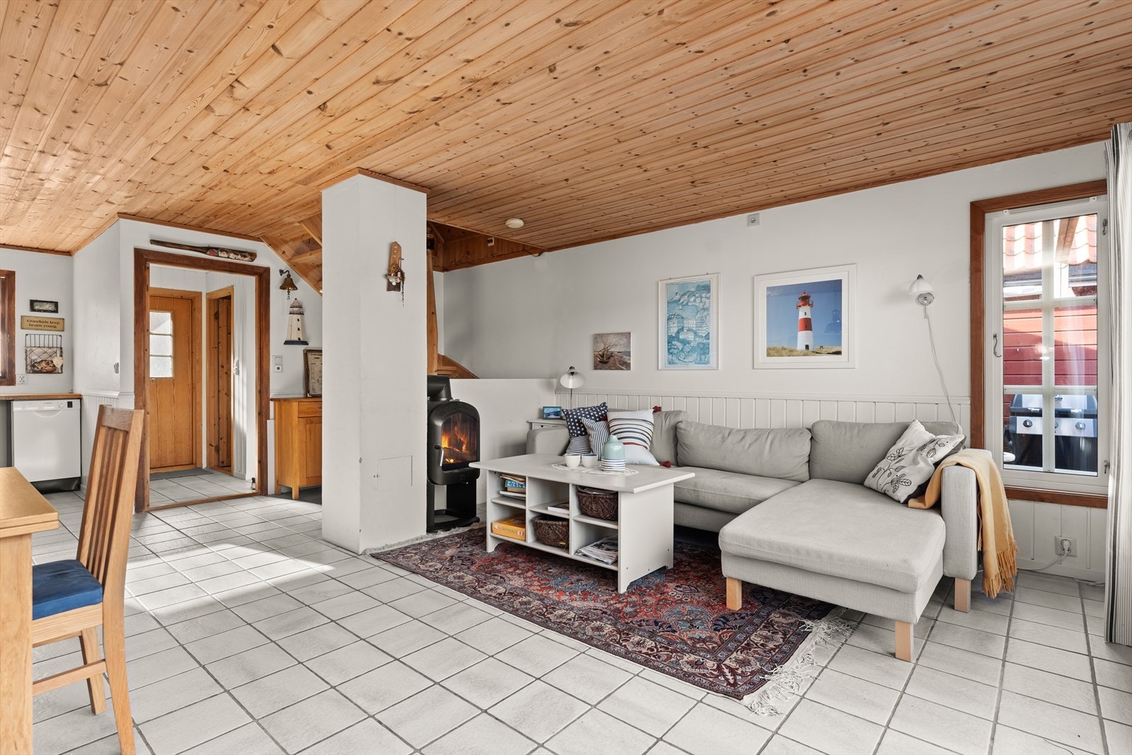 Stuen er lys og innehar vedovn som gir god varme på kaldere dager. Varmekabler i gulv. Galleribilde