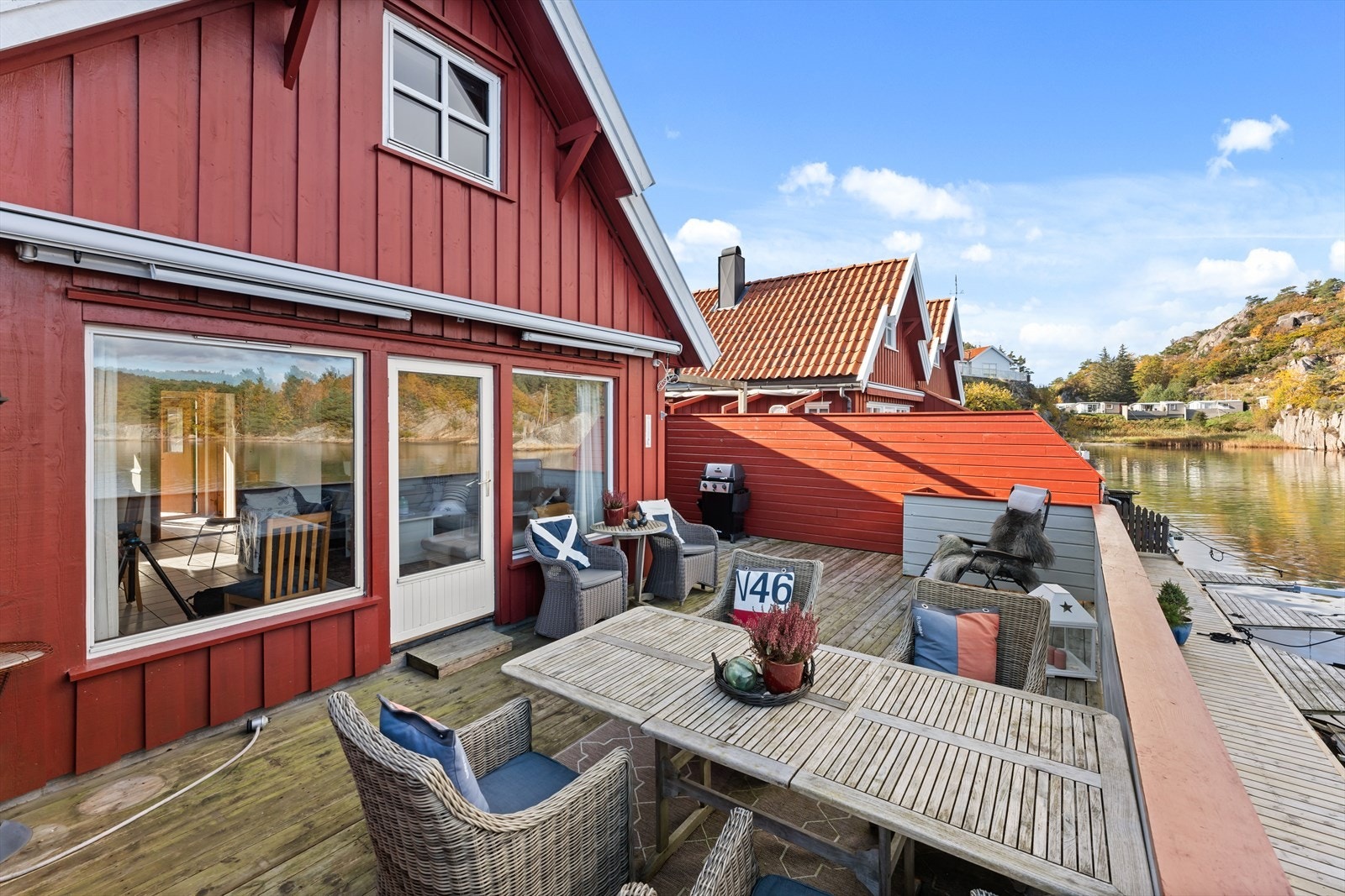 Sjøen like utenfor. Galleribilde