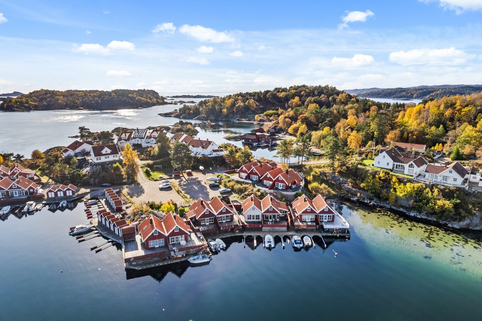 Sjøen er rett utenfor hytten. Hytten ligger godt i le for sjøens hardvær. Galleribilde