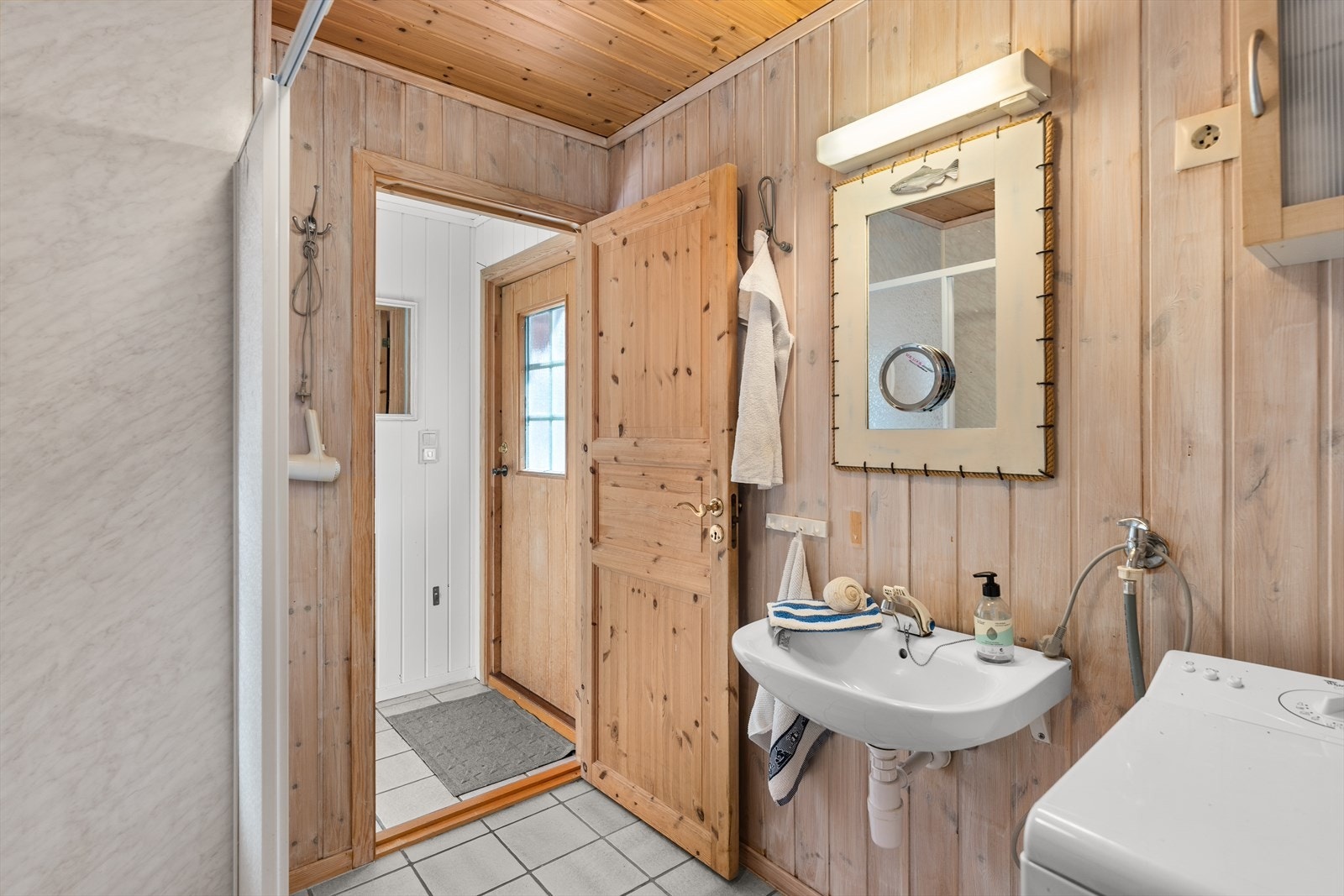 Bad med enkel standard. Servant, dusjkabinett og toalett. Opplegg for vaskemaskin. Galleribilde