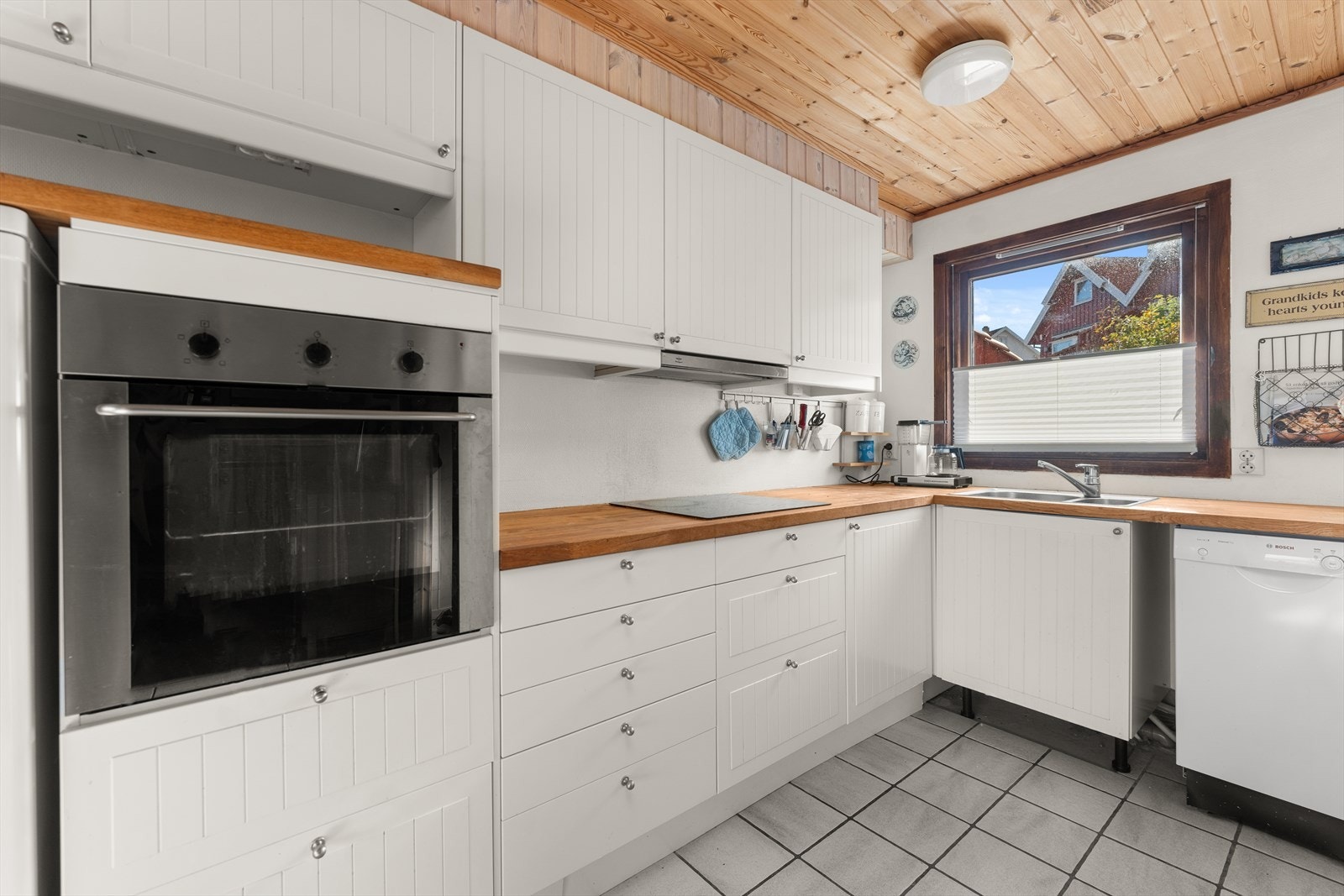 Kjøkken med lyse fronter fra IKEA, og benkeplate i heltre. Galleribilde