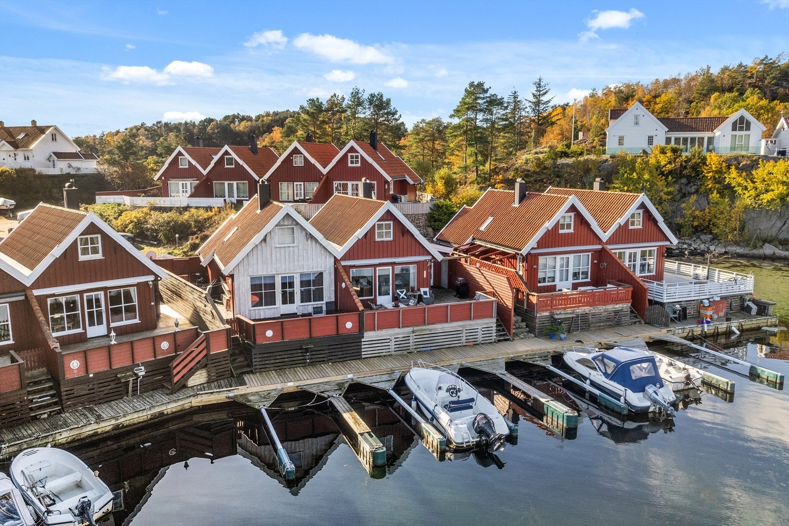 Hytten er i en koselig rorbu-stil. Galleribilde