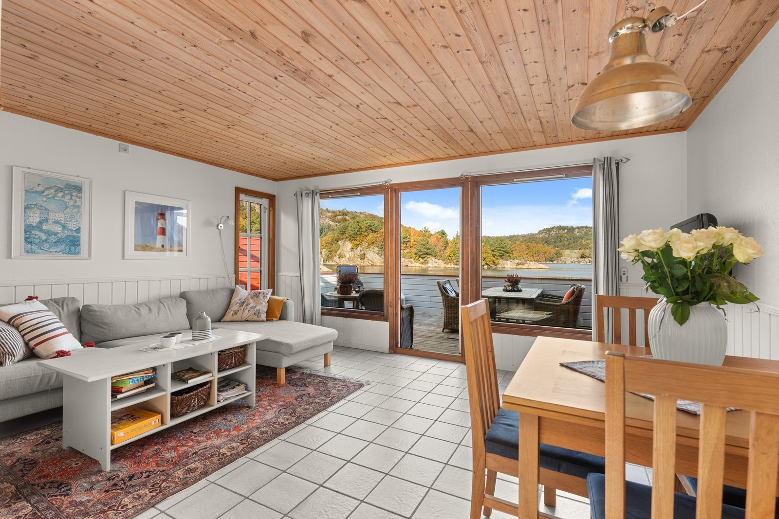 Her er vi i stuen. Med store vinduer og utgang til terrasse. Galleribilde