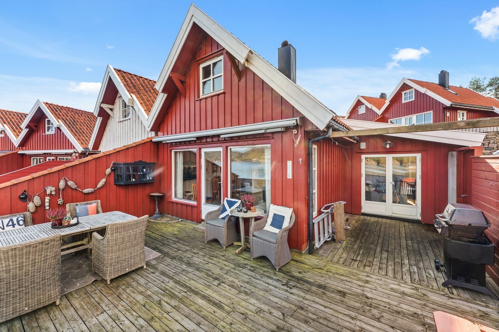 Romslig terrasse med flere soner. Galleribilde