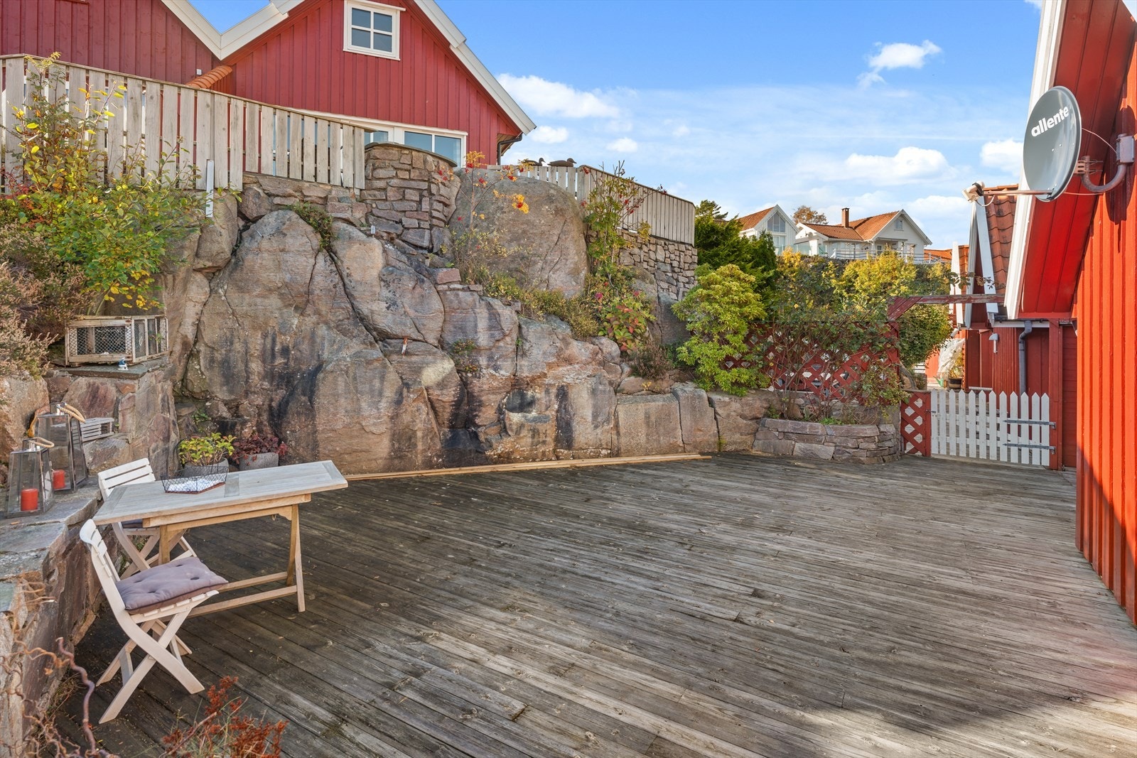 Terrasse ved inngangsparti. Her har de innerste hyttene veirett over terrassen. Galleribilde