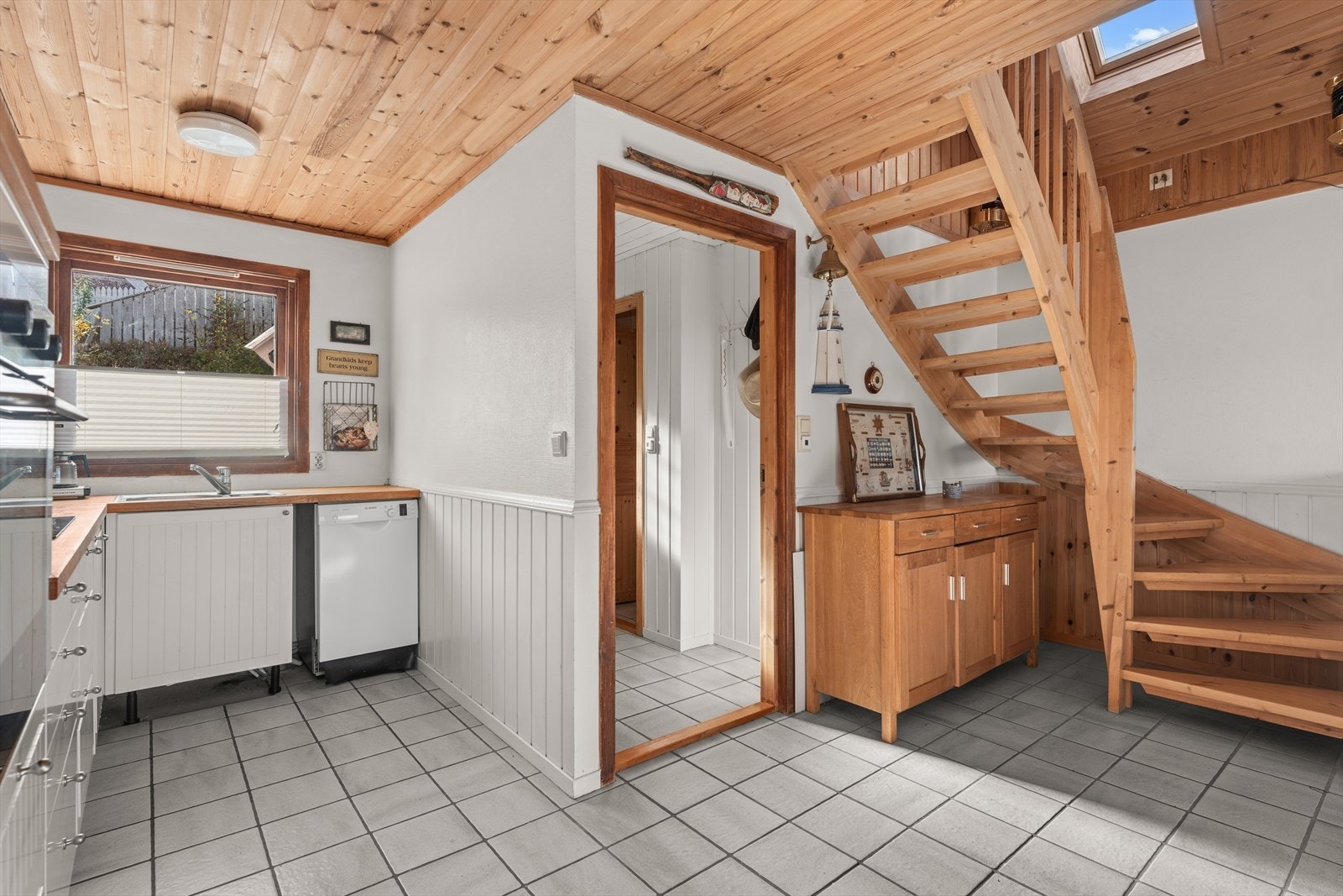 Fra entré kommer vi inn til stue/kjøkken. Galleribilde