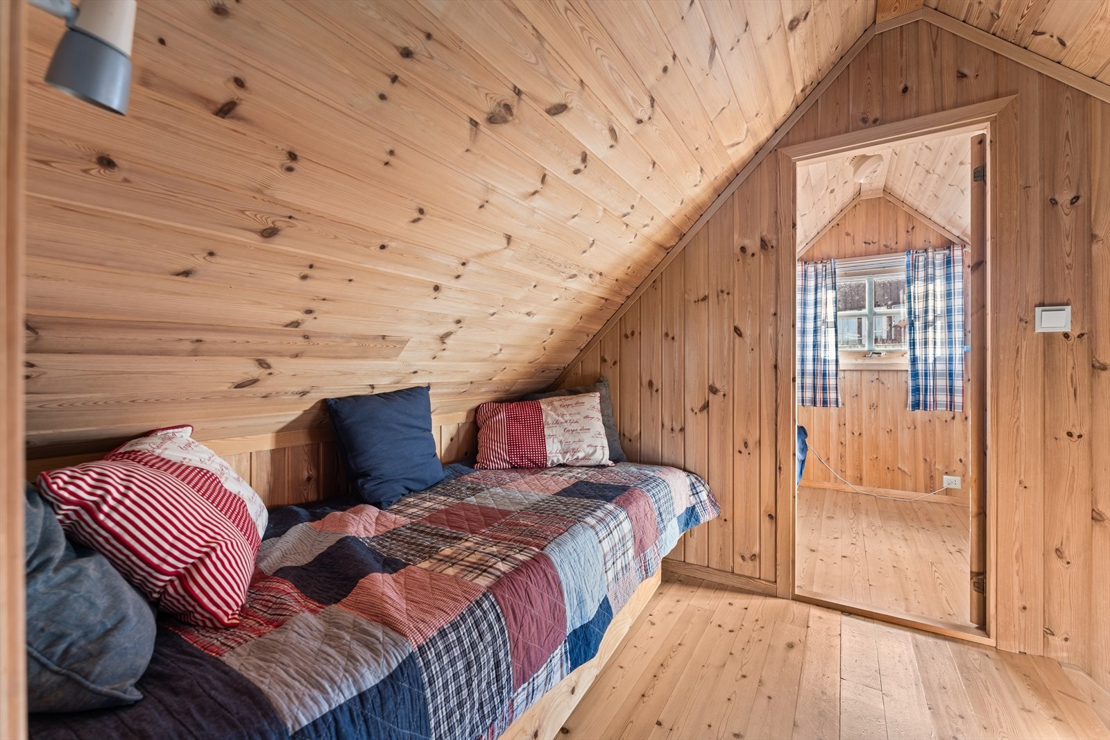 Mellom rommene/gang 2. etasje har dagens eier benyttet til ekstra soveplass. Galleribilde