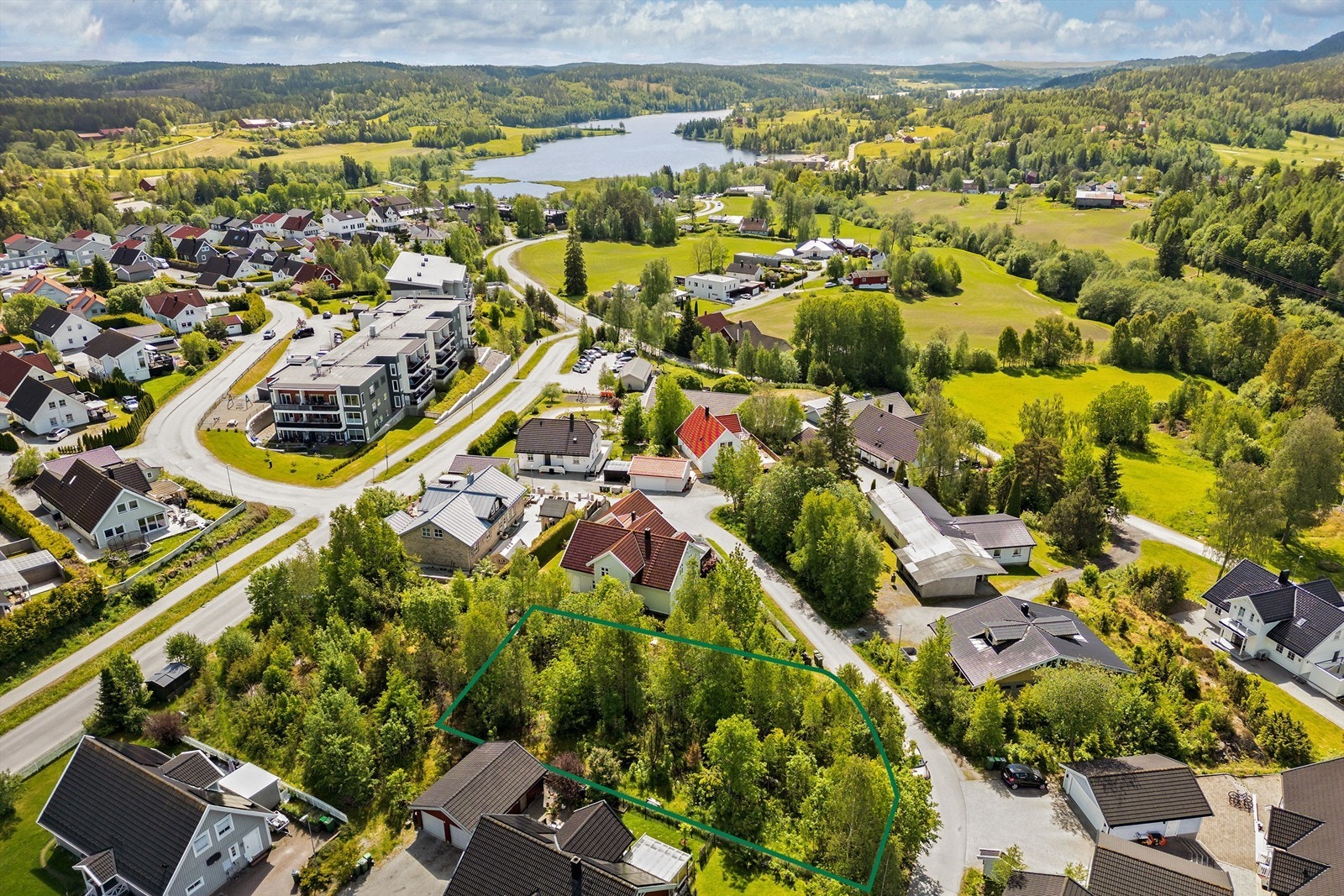 Enebolig tomt beliggende i et meget attraktivt område Galleribilde