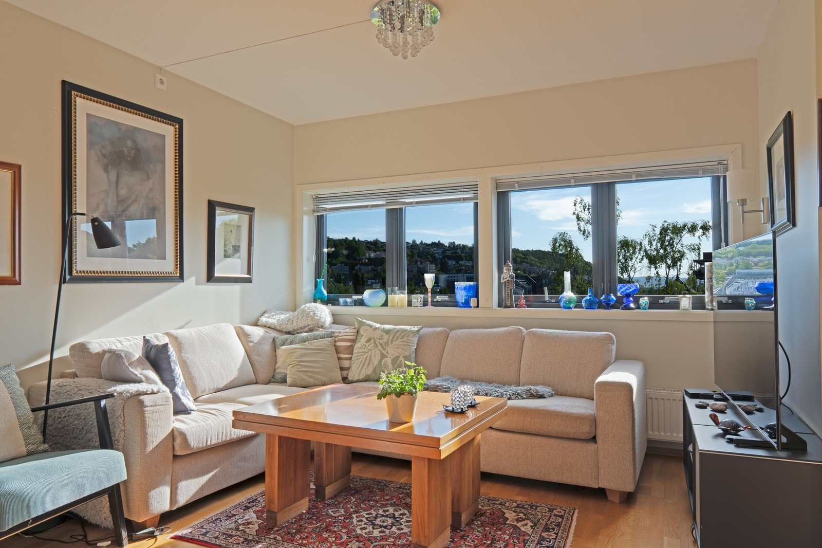 Lys og luftig stue med komfortabel sofa, smart-TV og store vindusflater med flott utsikt! Galleribilde