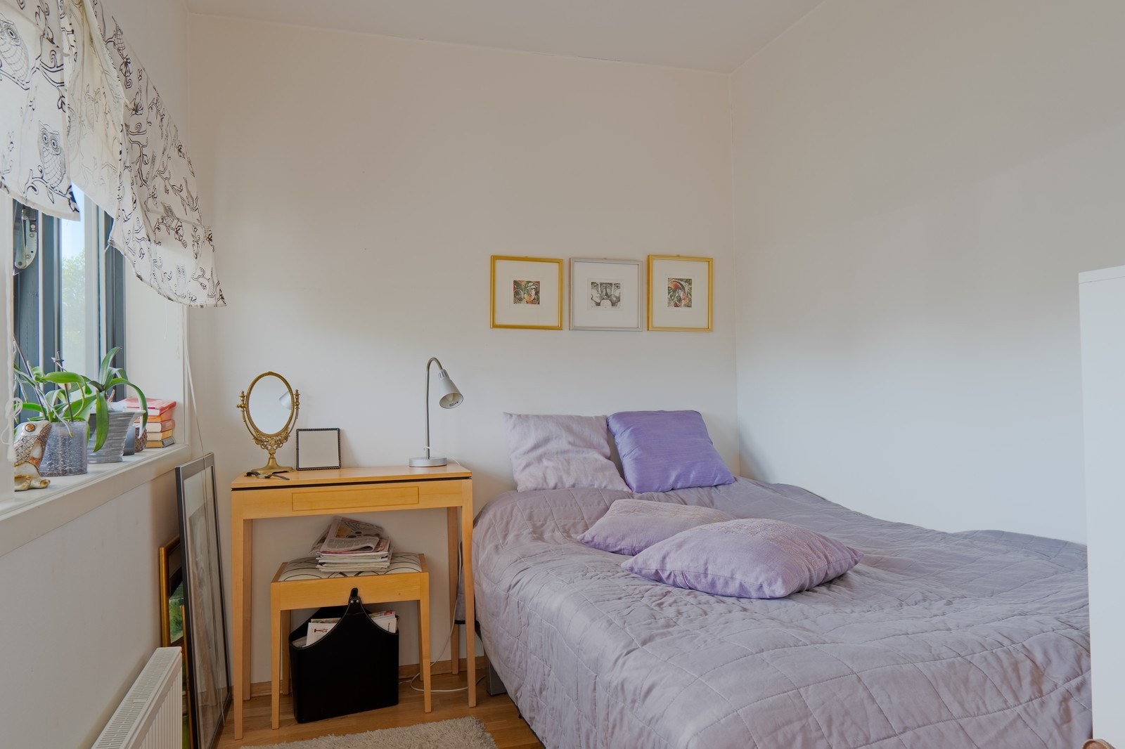 Praktisk soverom innredet med seng og skrivebord Galleribilde