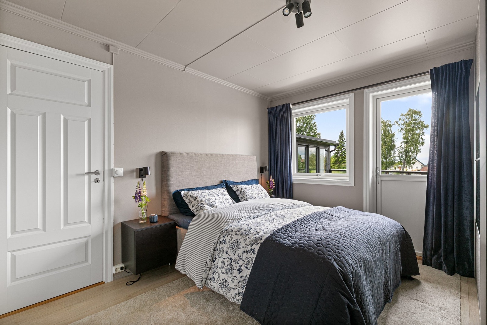 Huset har hele 5 soverom og hovedsoverommet har i tillegg eget baderom Galleribilde