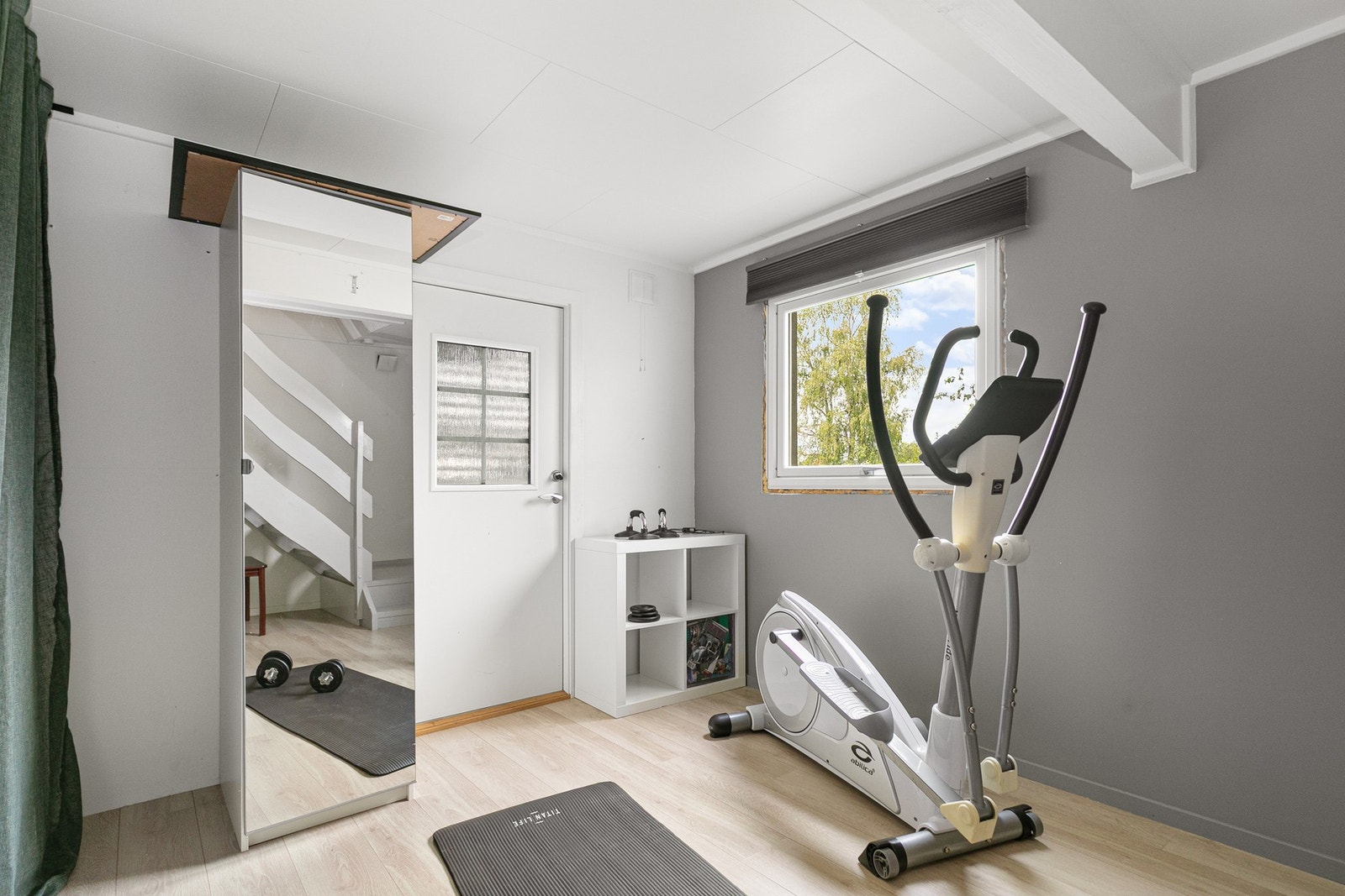 Kjellerrommet er lyst og hyggelig med stort vindu og egen inngang. Det er laget en gruset tilkomst fra utsiden Galleribilde