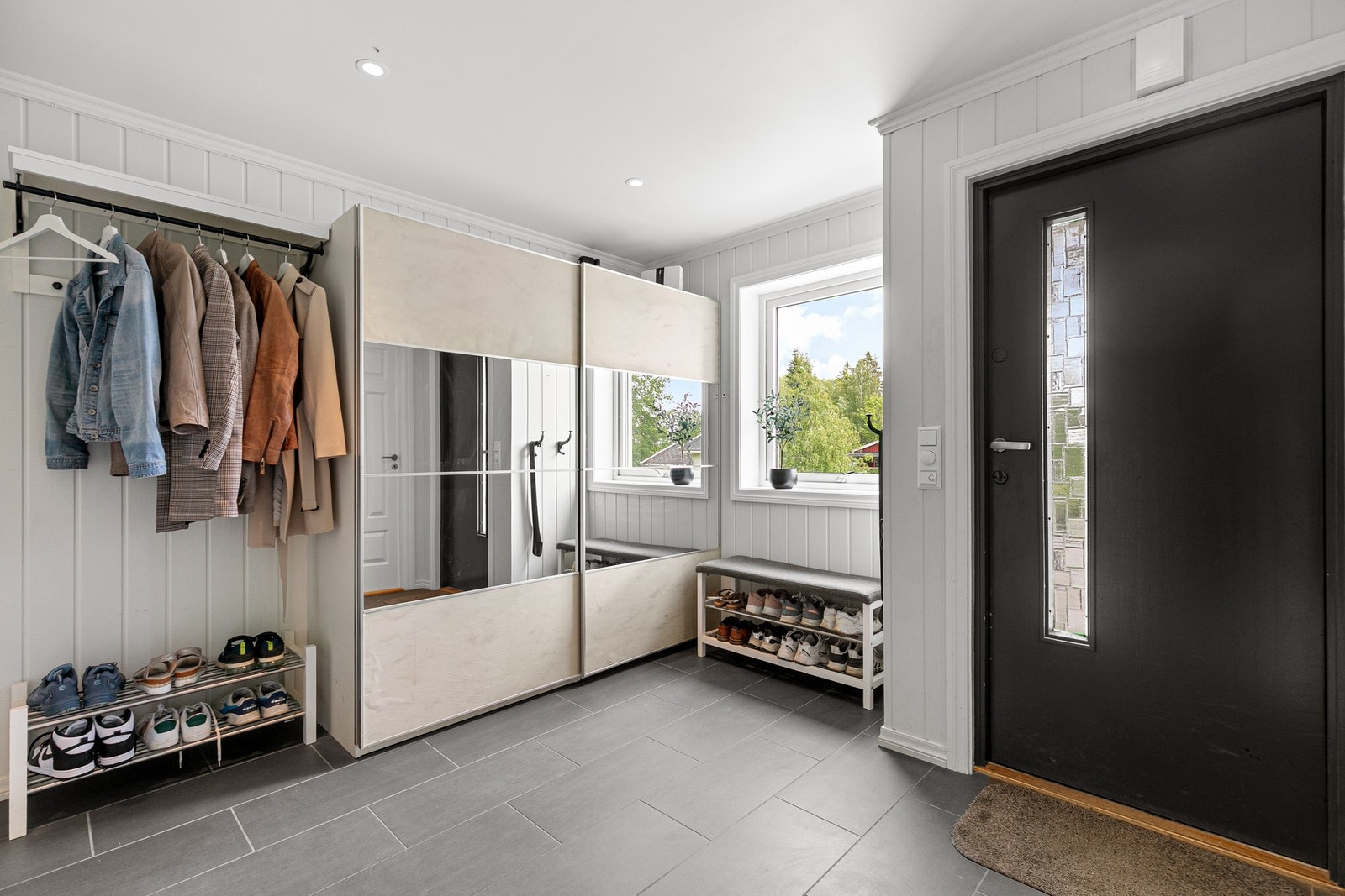 Huset har en romslig gang med god plass til oppbevaring av klær og sko. Her er det plass til hele familien. Galleribilde