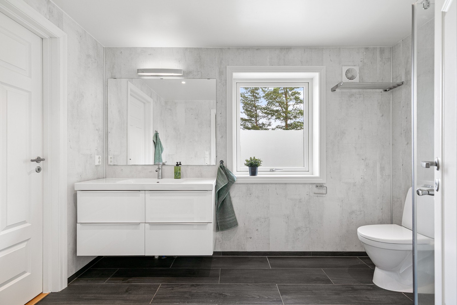 Familiebadet har god størrelse og pene overflater. Galleribilde