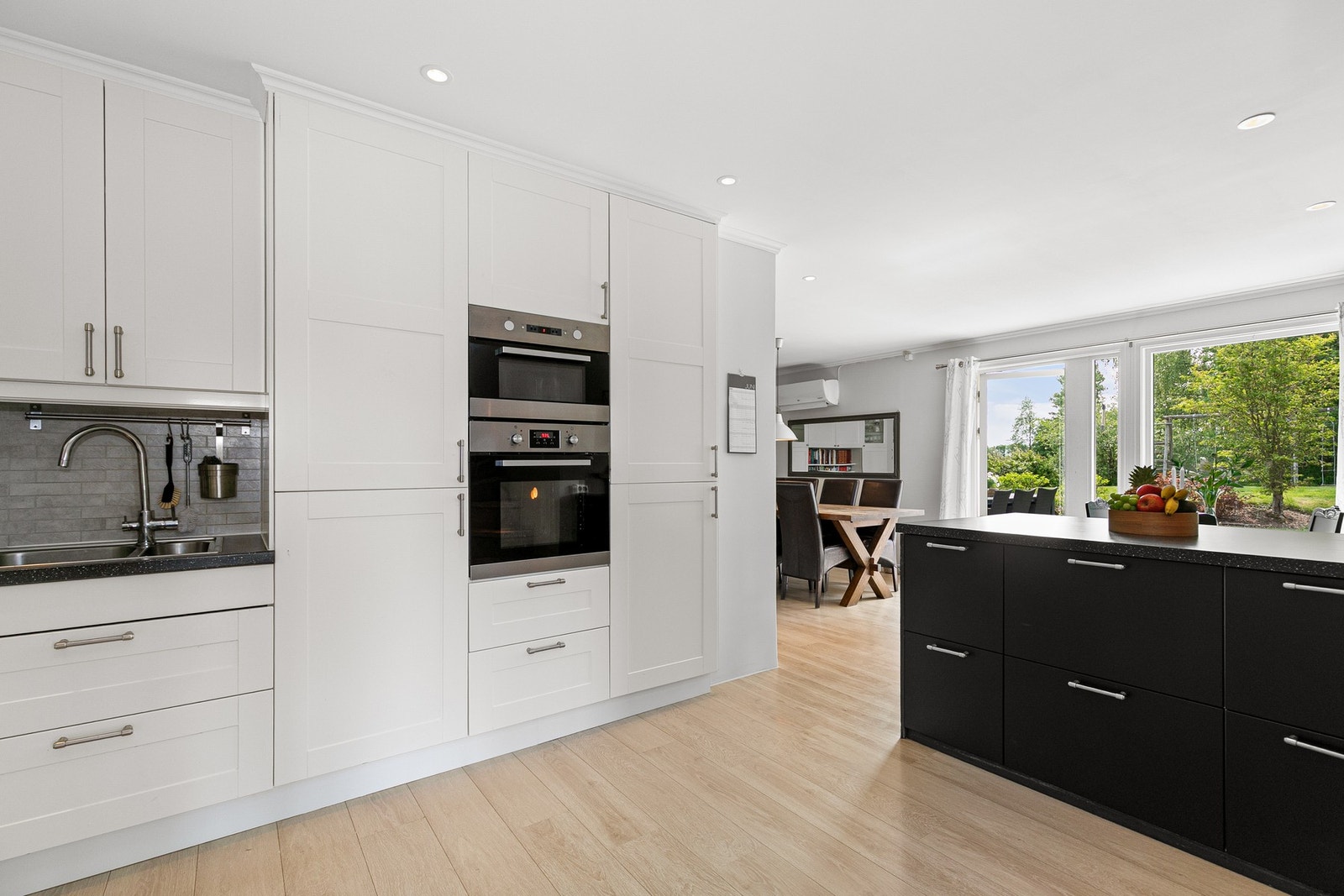 Det er gode arbeidsflater og integrerte hvitevarer Galleribilde